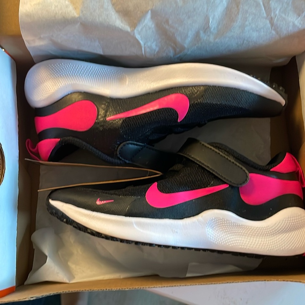 NWT girls Nike revolution 7 size 12c
